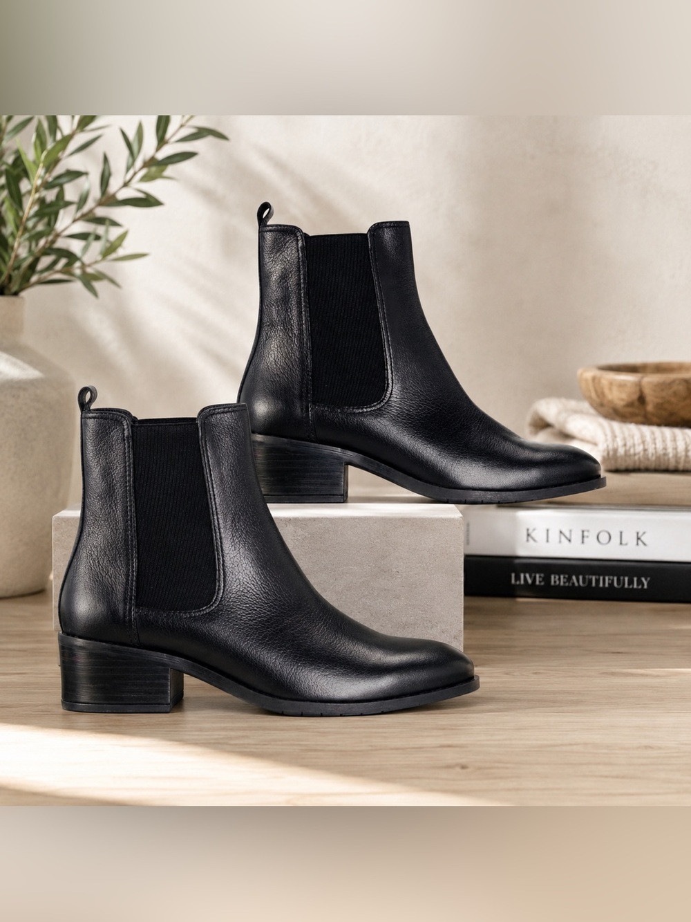 Kenneth Cole Reaction Salt Black Leather Chelsea Booties Almond Toe Size 7.5